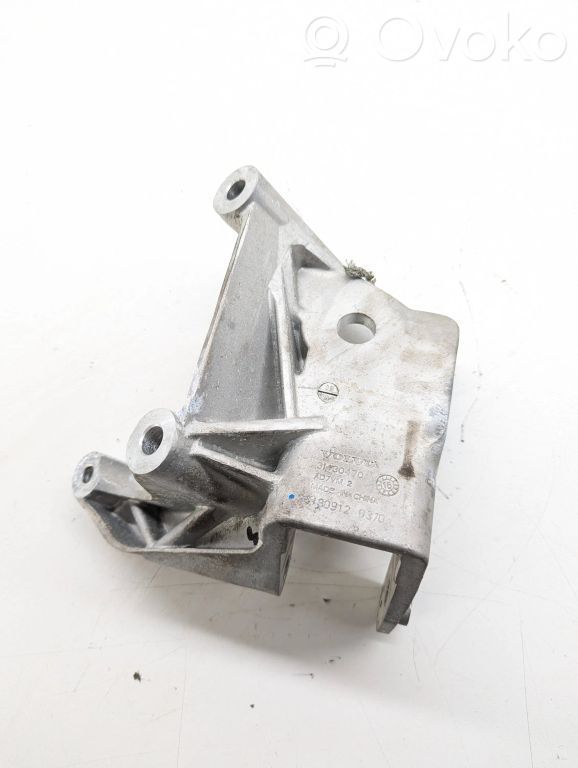 Volvo XC90 Engine mounting bracket 