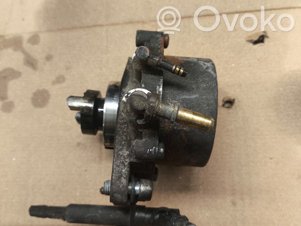 Opel Astra H Vacuum pump 