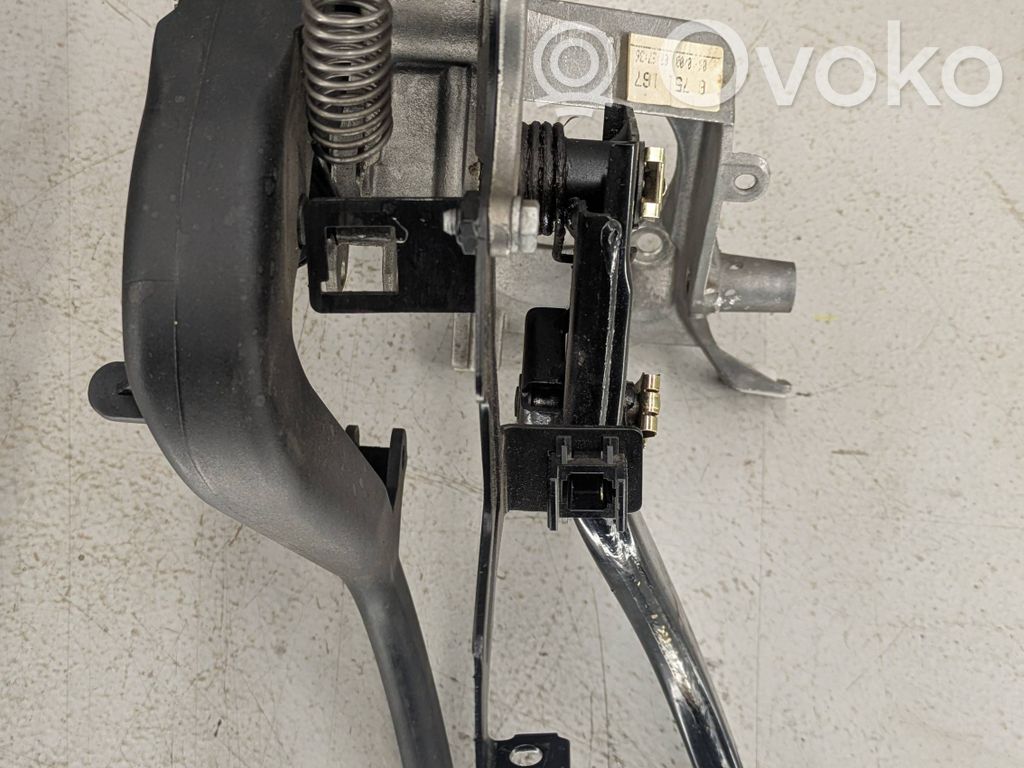 BMW 5 E39 Pedal assembly 