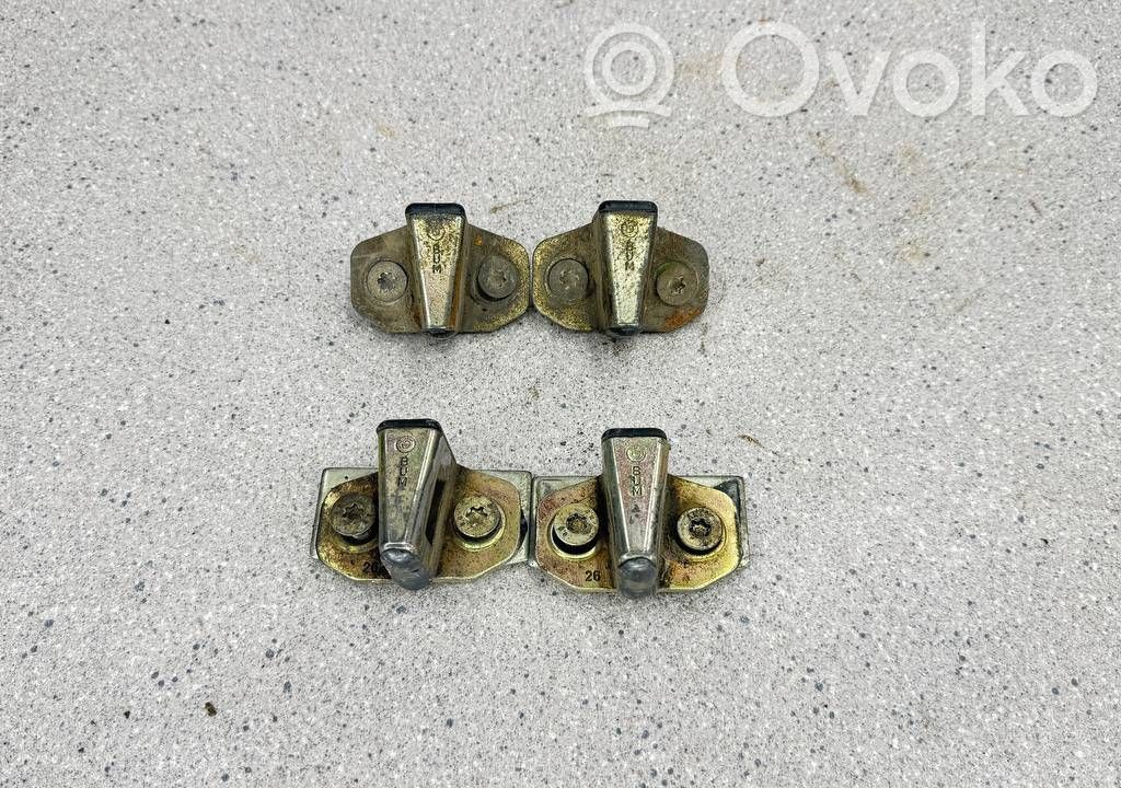 BMW 3 E30 Traba/gancho de cierre de puerta trasera 