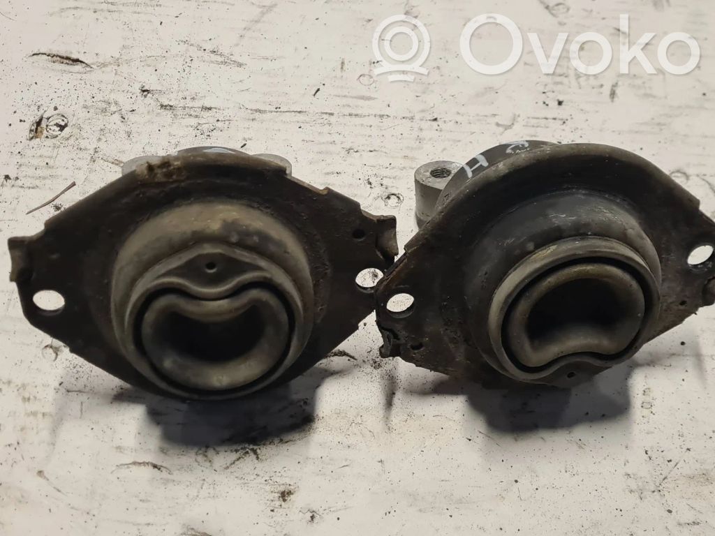 Engine mount bracket   68277081AA