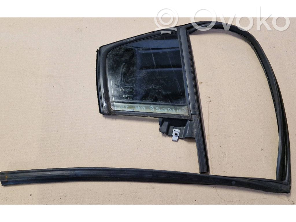 Ventanilla de ventilación de la puerta trasera   43R000183