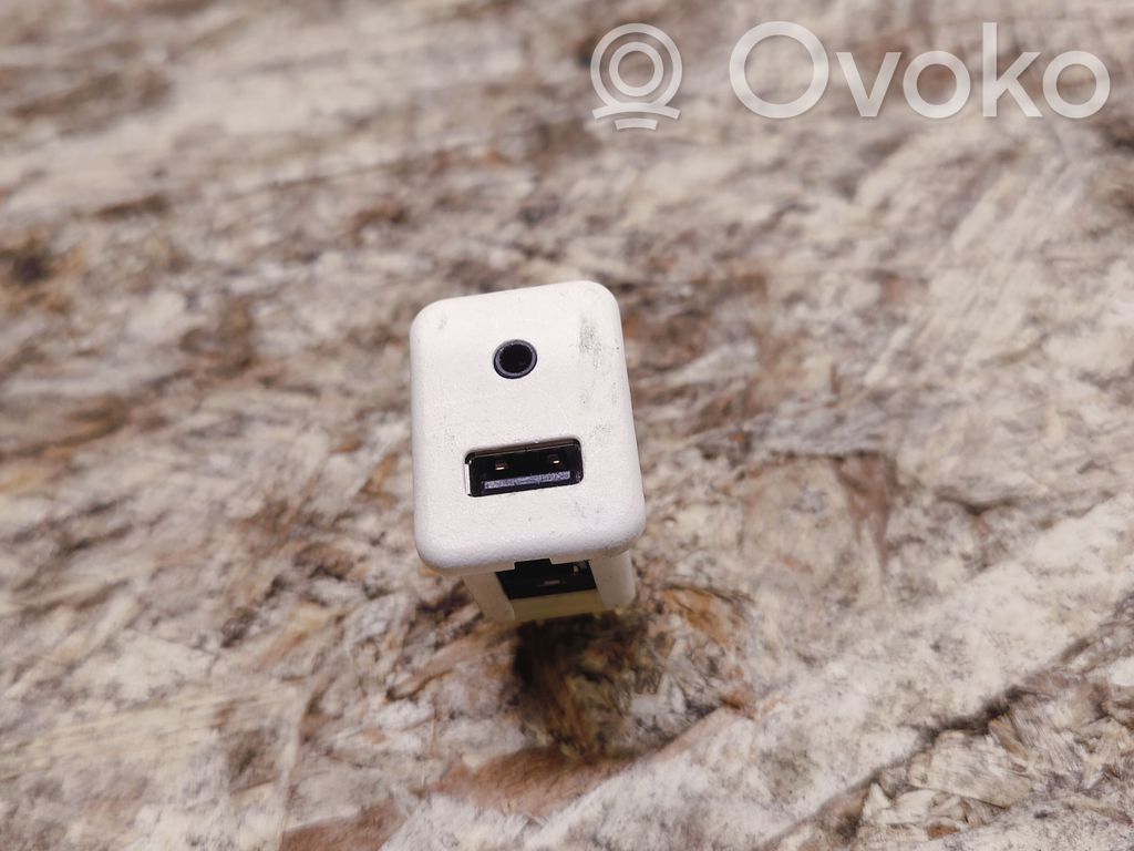 Cadillac SRX USB socket connector 