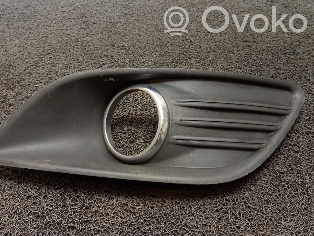 Ford Focus Etusumuvalon ritilä 