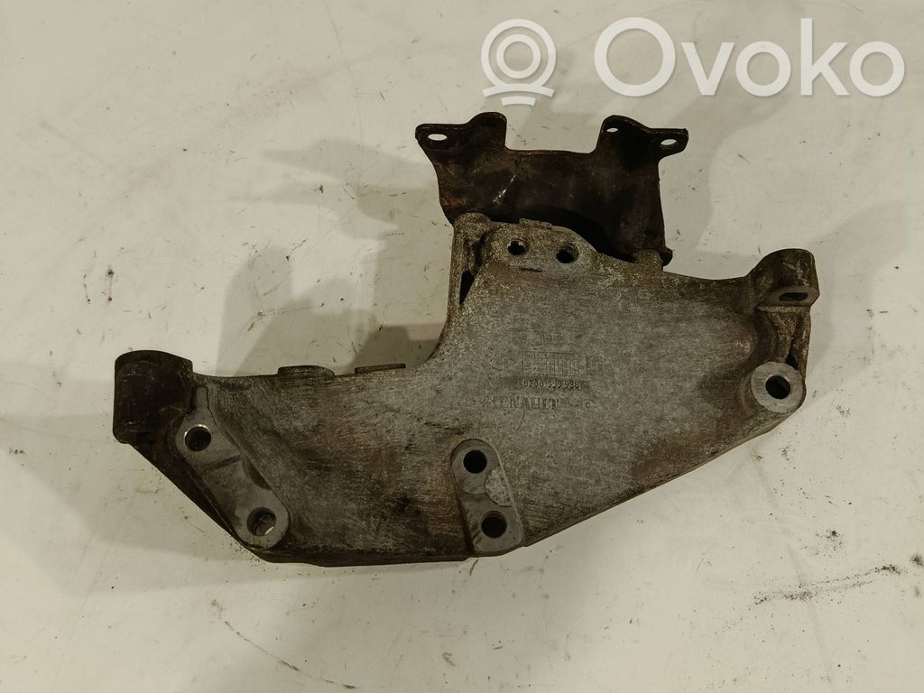 Opel Vivaro Engine mounting bracket 