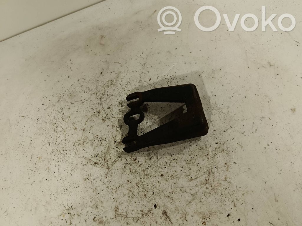 Engine mounting bracket   8200577165