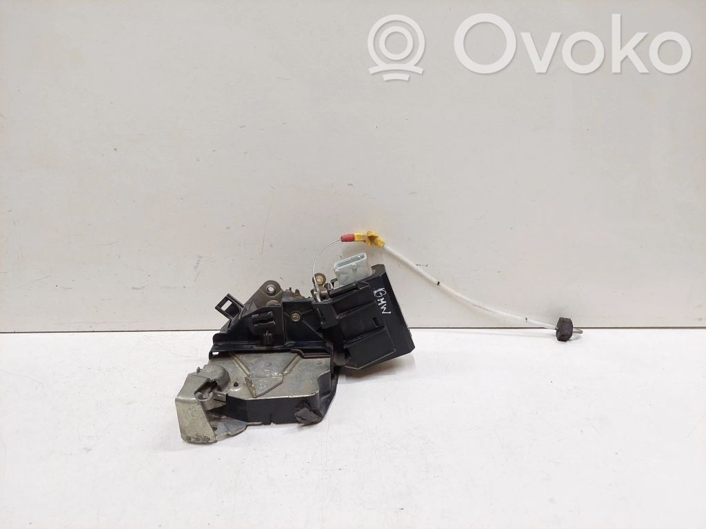 BMW 5 E39 Takaoven lukko 