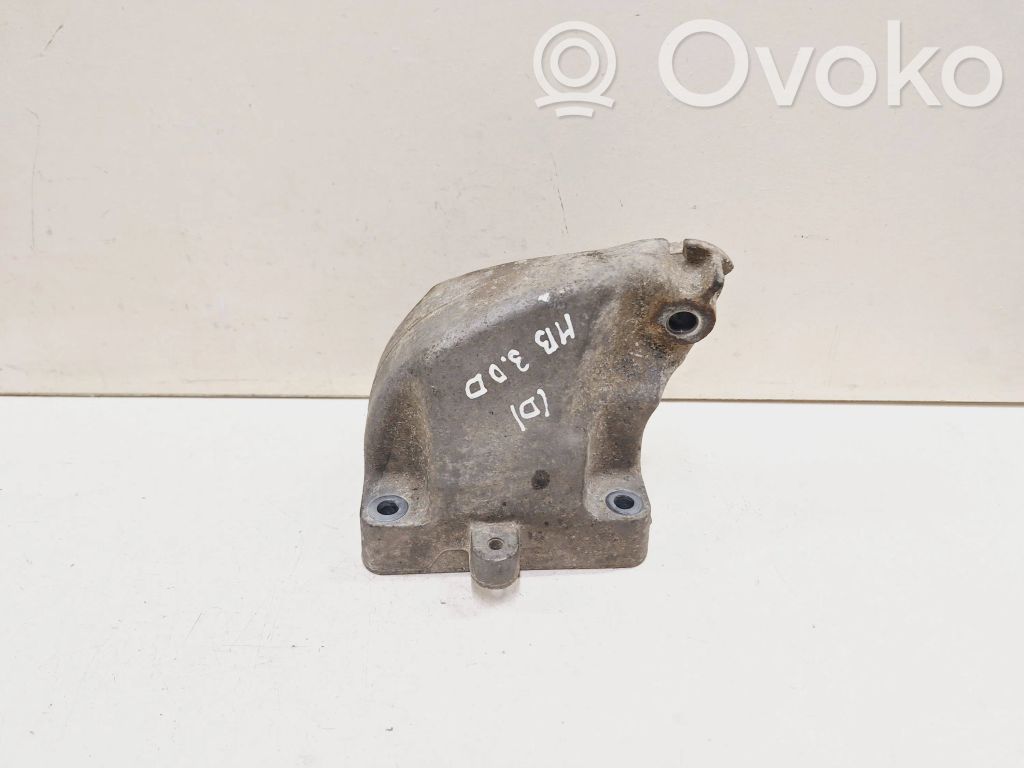 Mercedes-Benz R W251 Engine mounting bracket 