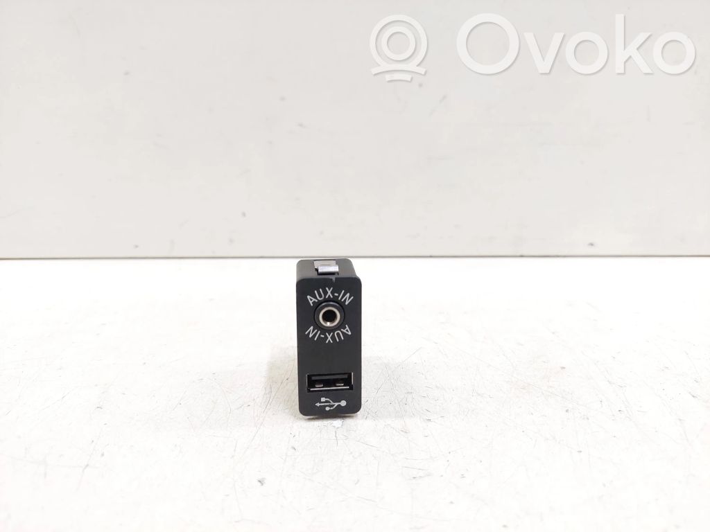 BMW 5 F10 F11 AUX in-socket connector 