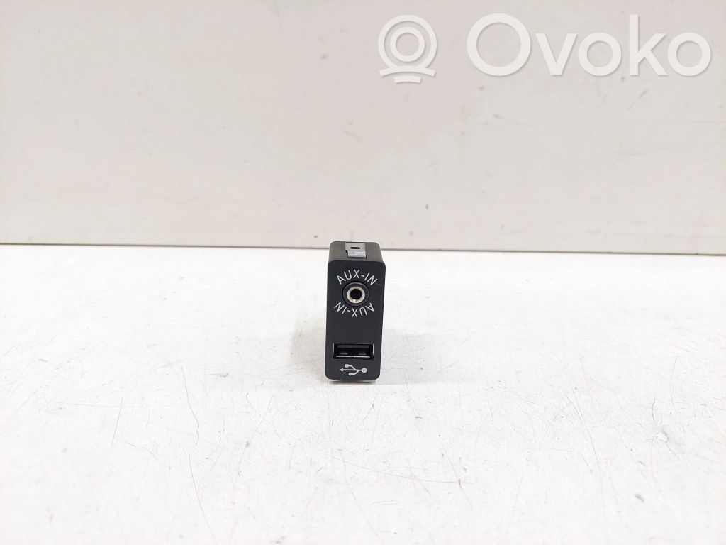 BMW 5 F10 F11 AUX in-socket connector 