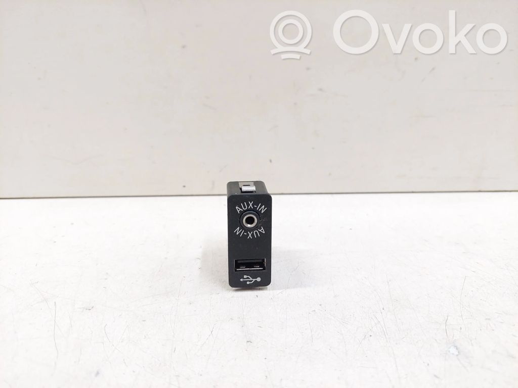 BMW 5 F10 F11 AUX in-socket connector 
