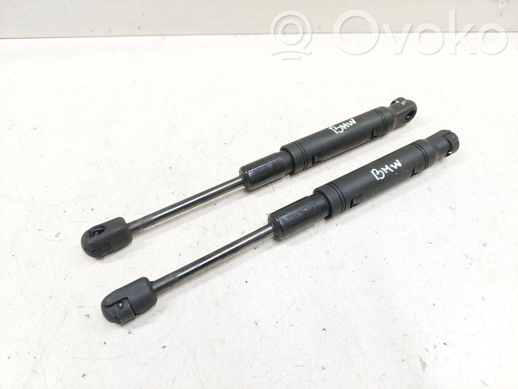 BMW 5 F10 F11 Konepellin kaasujousi 