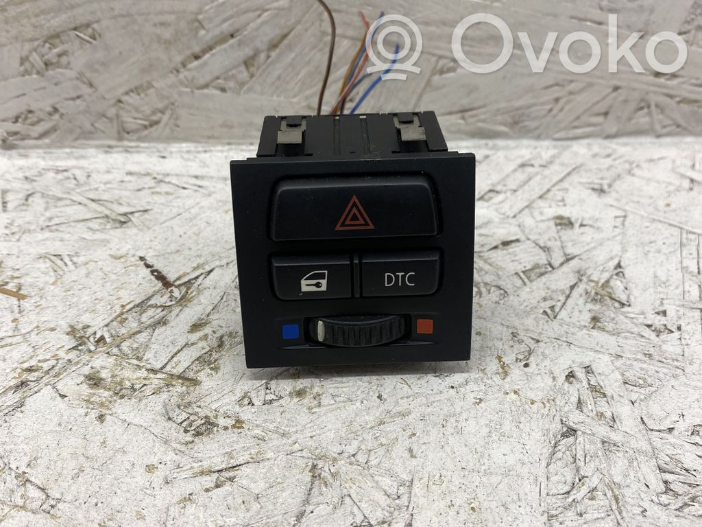 Hazard light switch   913242101