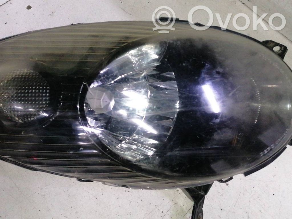 Nissan Micra Lampa przednia 