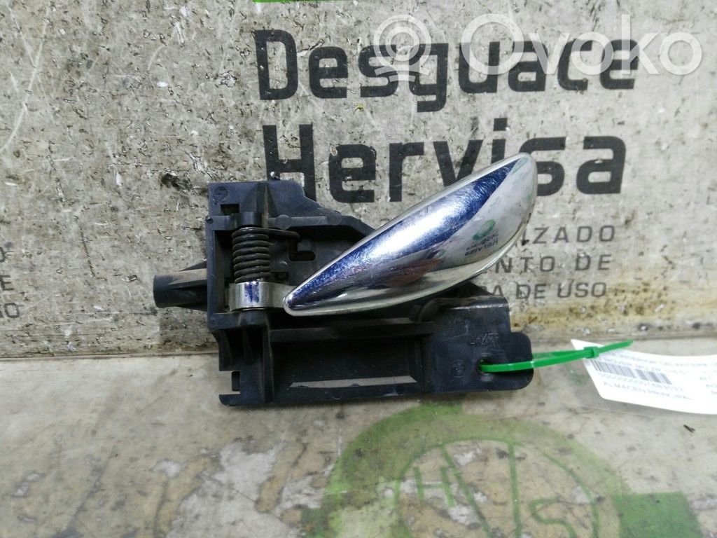 Manecilla interna puerta delantera