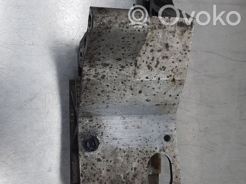 Volvo V70 Engine mounting bracket 