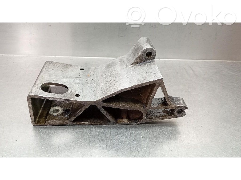Volvo S60 Engine mounting bracket 