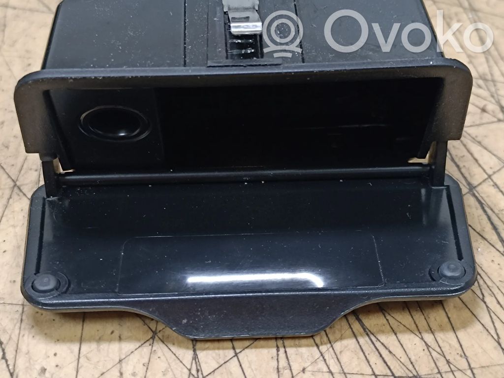 BMW X5 E53 Peleninė panelėje 