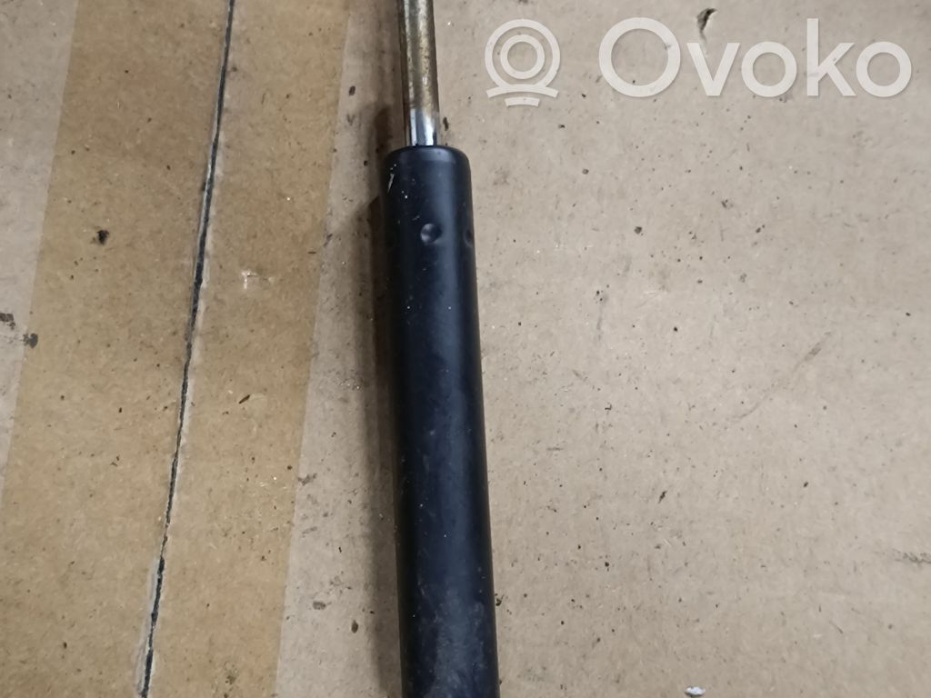 BMW 7 E32 Konepellin kaasujousi 