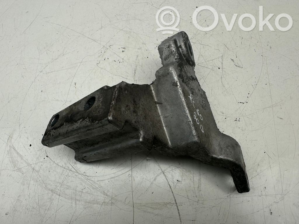 Volvo XC60 Engine mounting bracket 