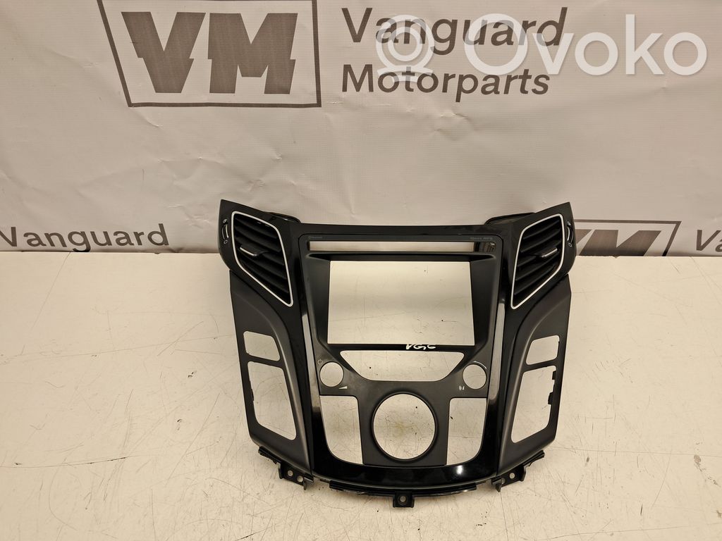 Hyundai i40 Radio/GPS head unit trim 