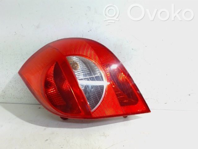Renault Clio III Aizmugurējais lukturis virsbūvē 