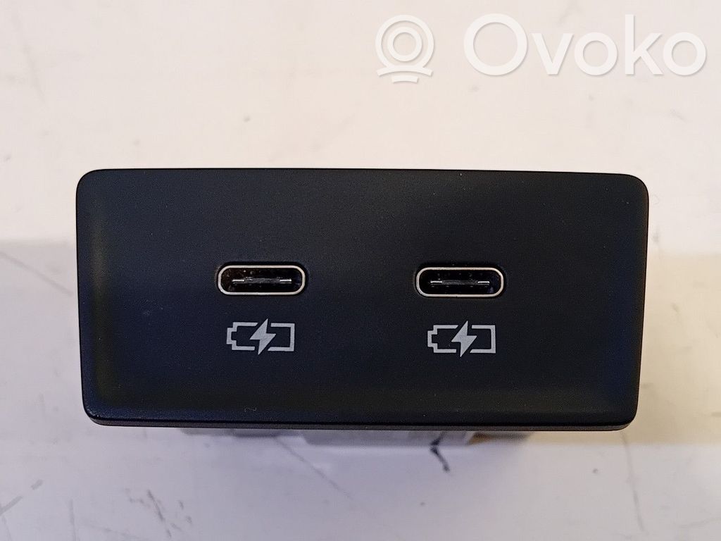 Audi RS3 8Y Enchufe conector entrada auxiliar 