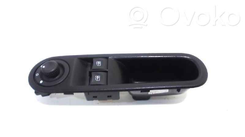 Renault Twingo III Electric window control switch 