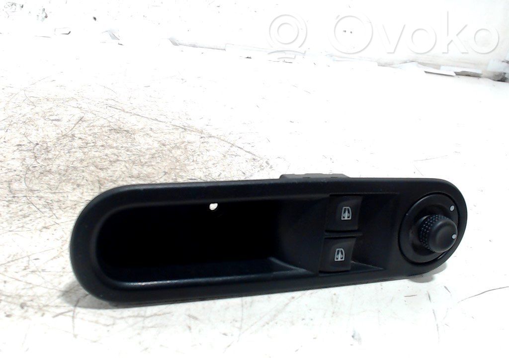 Renault Twingo III Electric window control switch 