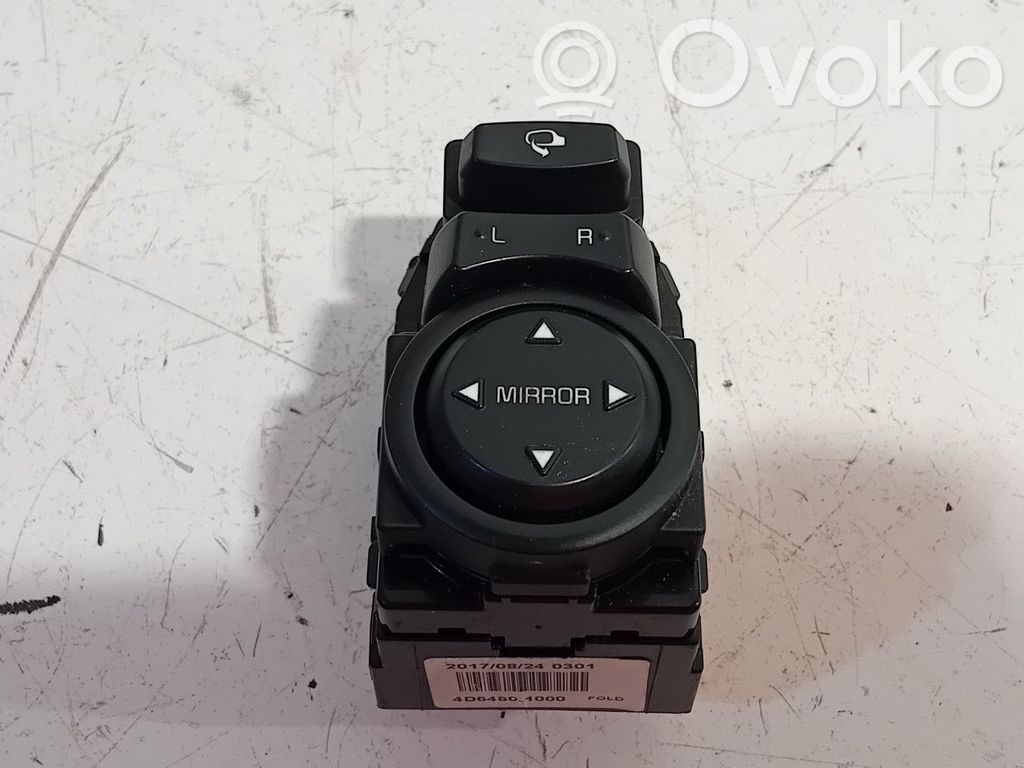 Wing mirror switch   4D64801000