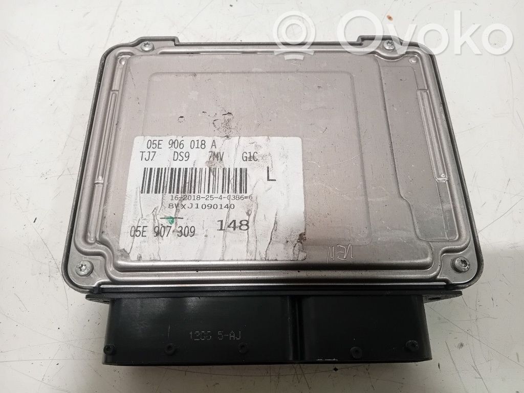 Unidad de control/módulo del motor   05E907309