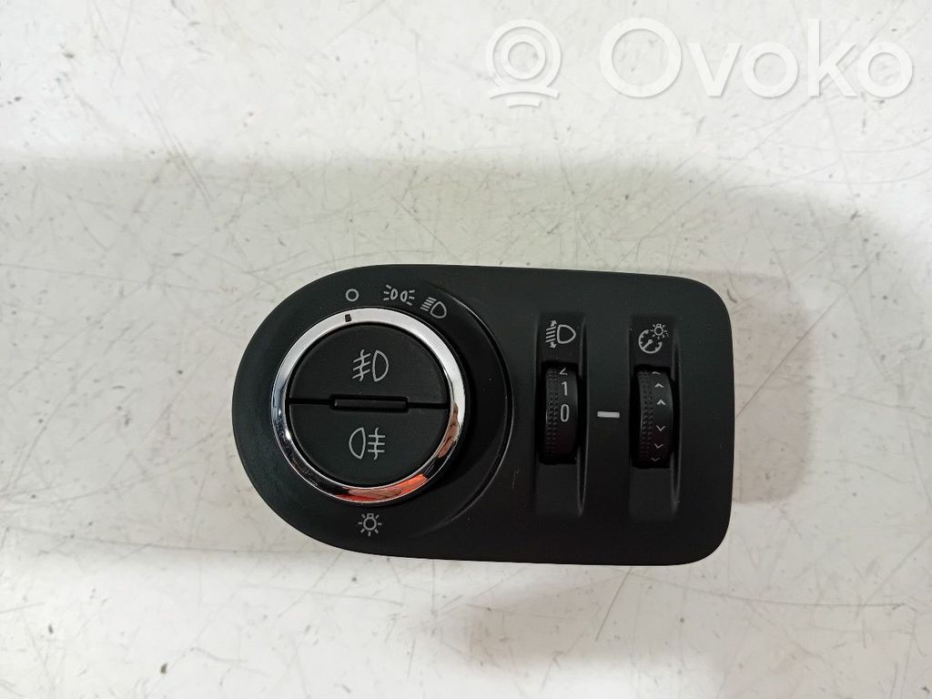 Light switch   13470445