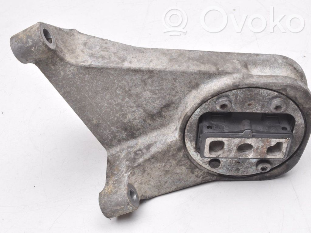 Volvo XC90 Engine mounting bracket 