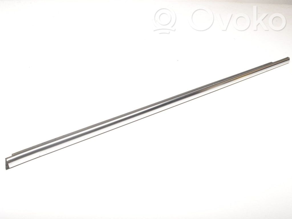 Front door windshield rail