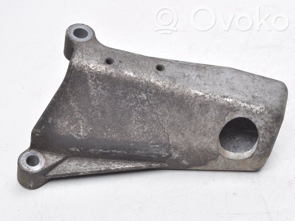 Volvo XC90 Engine mounting bracket 