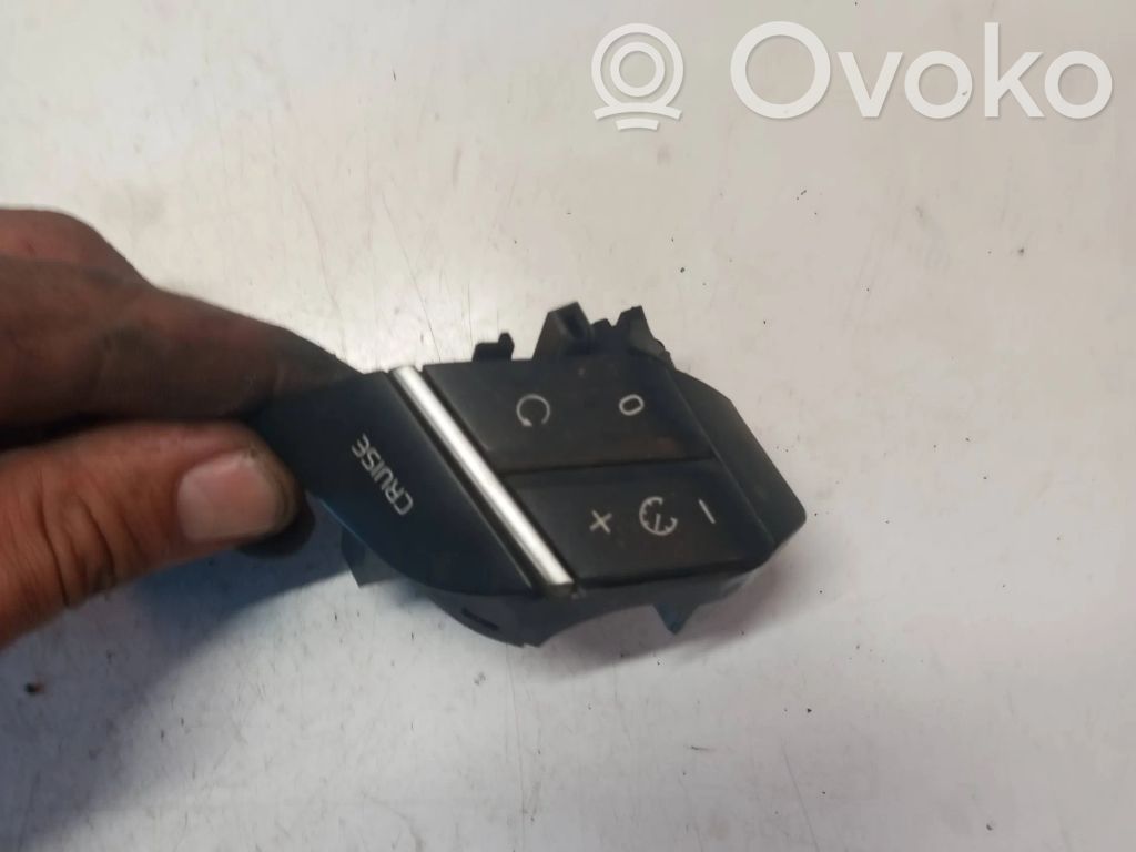 Volvo XC90 Steering wheel buttons/switches 