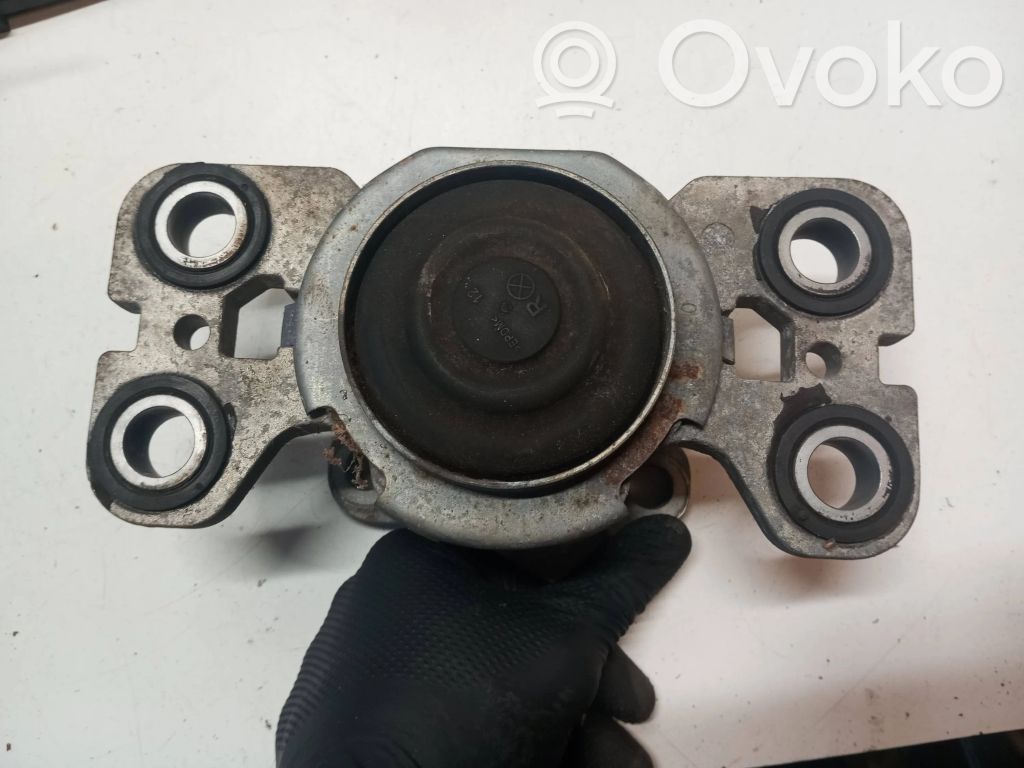 Volvo V70 Engine mount bracket 