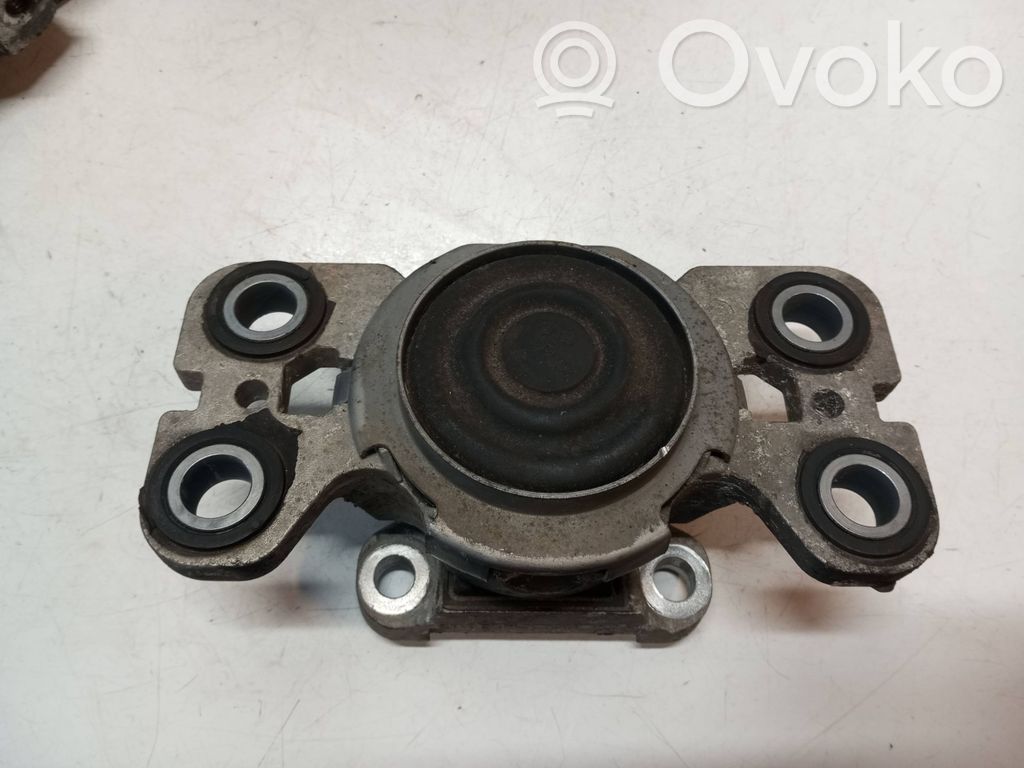 Volvo XC60 Engine mount bracket 