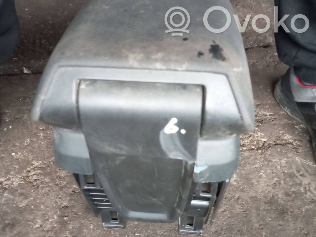 Volvo V40 Elkoņa balsts 