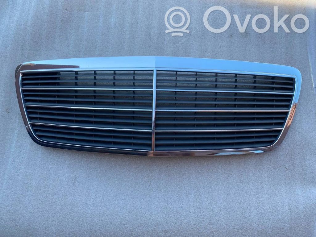 Mercedes-Benz E AMG W210 Etupuskurin ylempi jäähdytinsäleikkö 