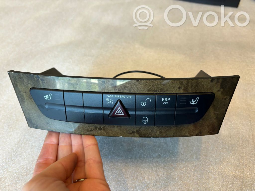 Mercedes-Benz E W211 Botón interruptor de luz de peligro 