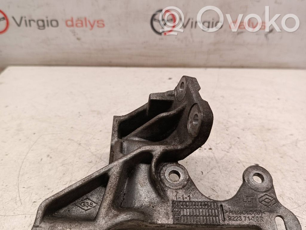 Engine mounting bracket   922371418R