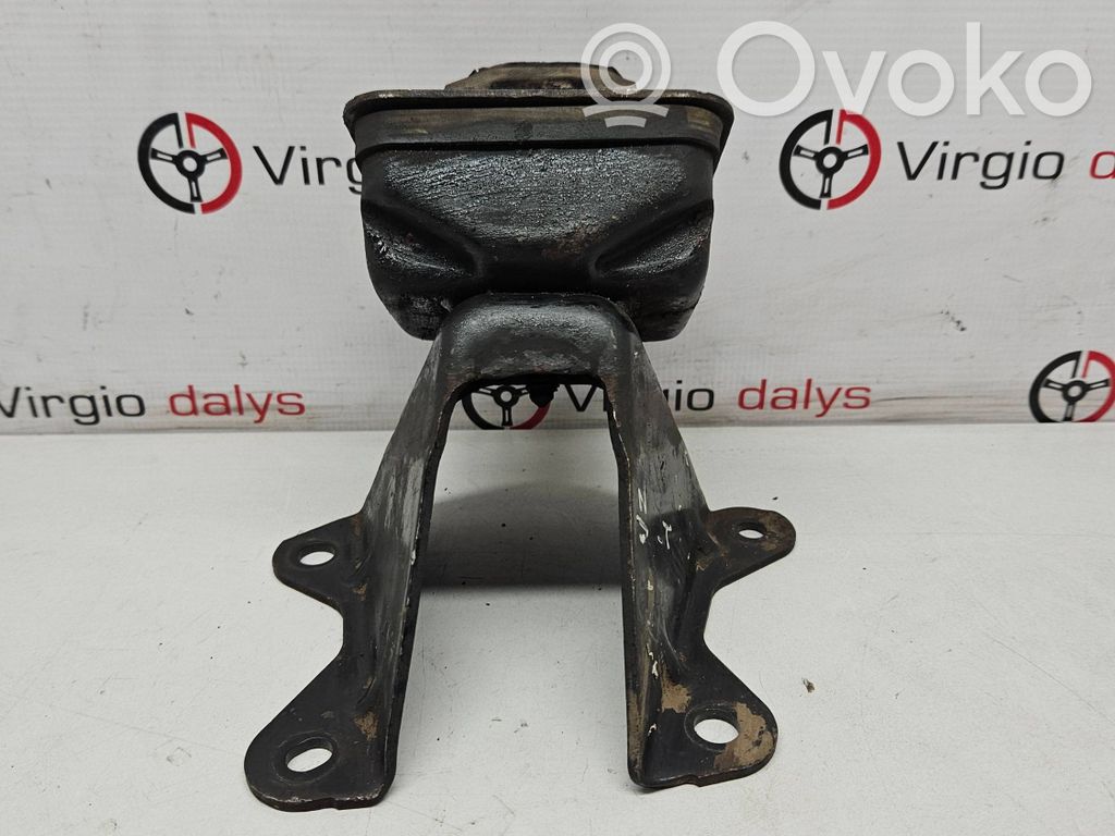 Engine mount bracket