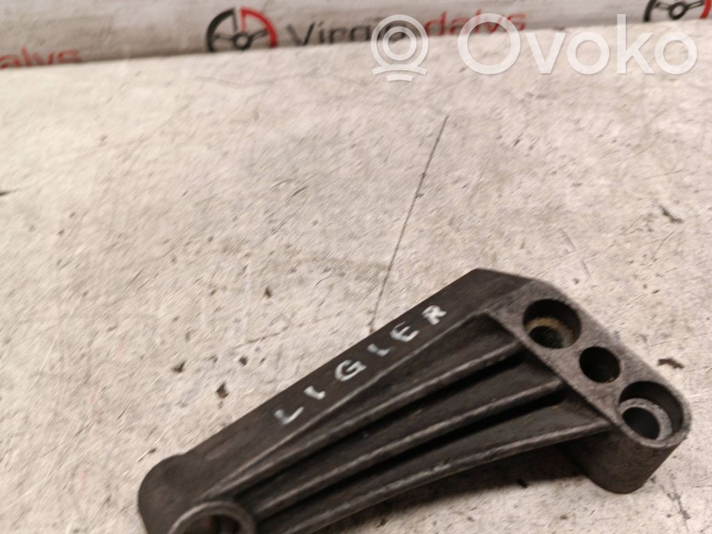 Engine mounting bracket