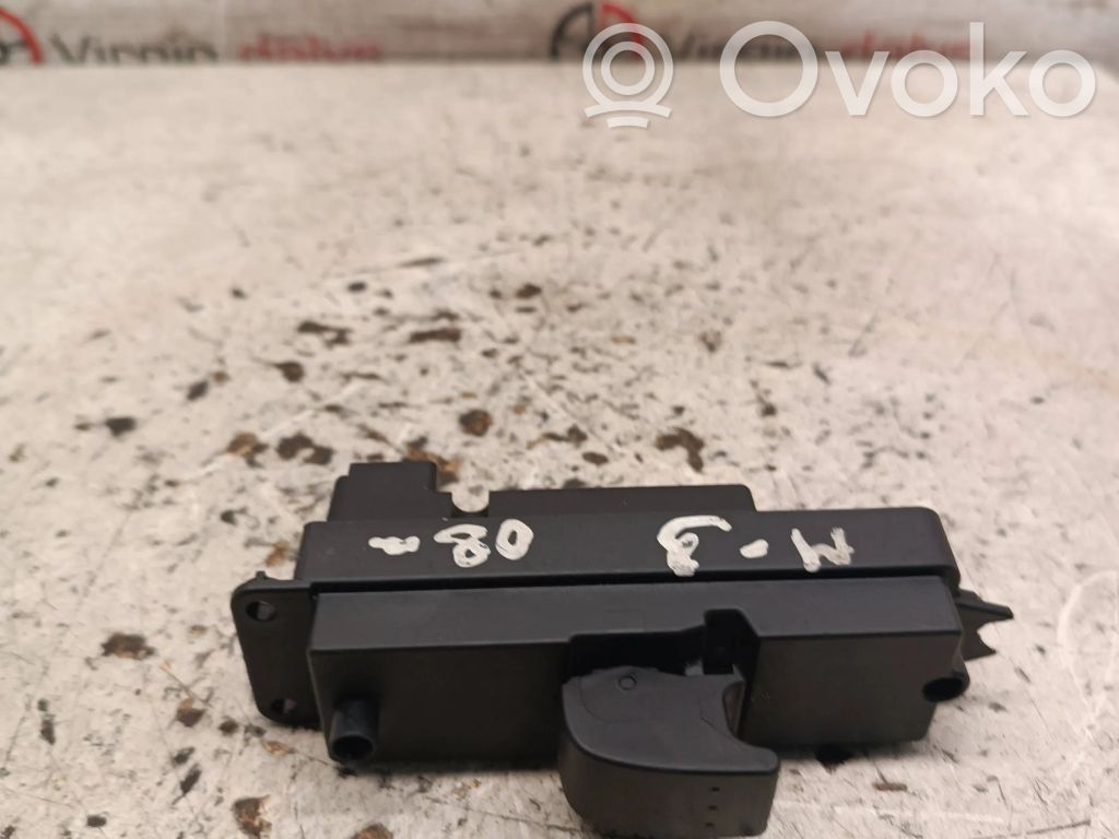 Electric window control switch   BS3E66370,03123101