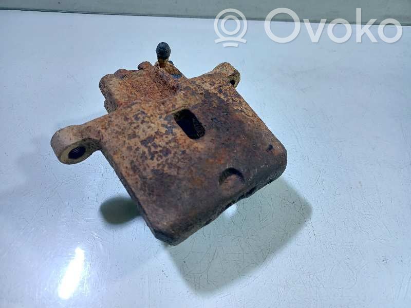 Mitsubishi Montero Jarrusatulan tyynyn pidike takana 