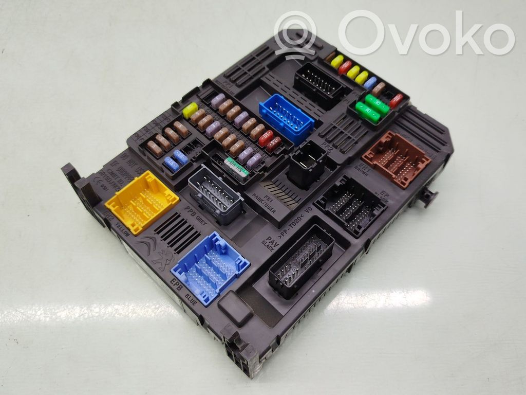 Opel Vivaro Fuse module 