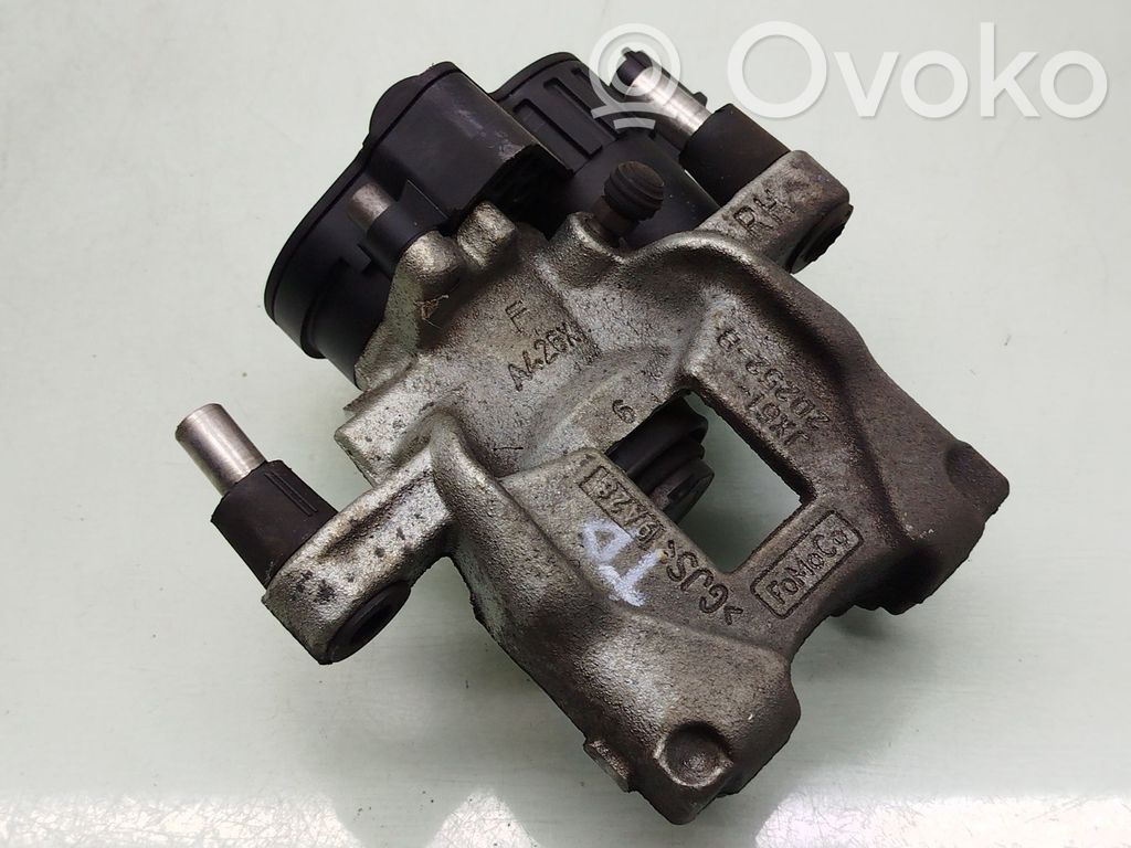 Ford Focus Jarrusatulan tyynyn pidike takana 