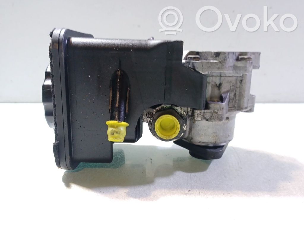 Ohjaustehostimen pumppu   6754172,7692974517