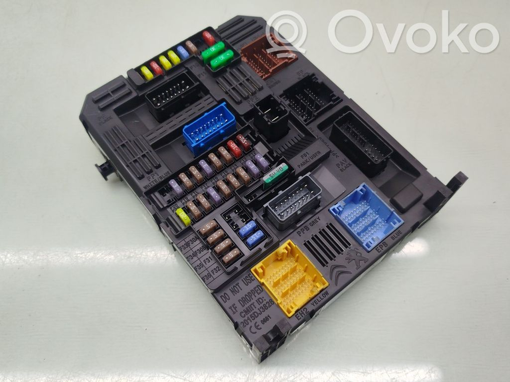 Opel Grandland X Fuse module 